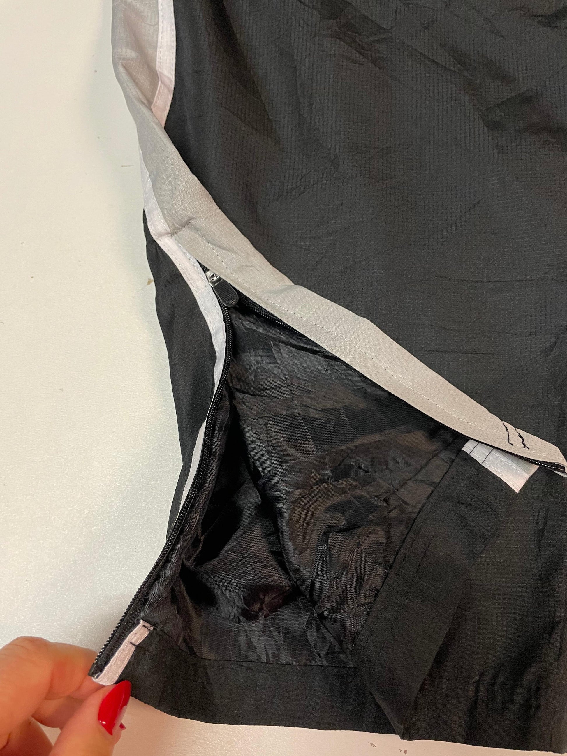 Entdecke unsere Vintage Track Pants von Nike und anderen Marken, erhältlich bei Valuxery.de - Dein Shop für trendige Vintage - Kleidung. Unsere Track Pants sind aus hochwertigen Materialien und
