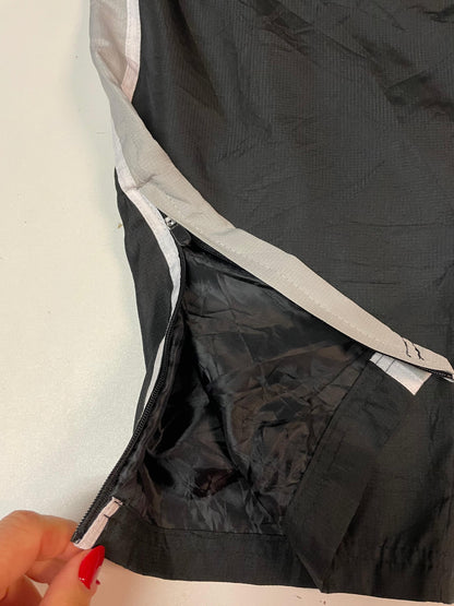 Entdecke unsere Vintage Track Pants von Nike und anderen Marken, erhältlich bei Valuxery.de - Dein Shop für trendige Vintage - Kleidung. Unsere Track Pants sind aus hochwertigen Materialien und