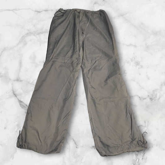Entdecke unsere Vintage Track Pants von Nike und anderen Marken, erhältlich bei Valuxery.de - Dein Shop für trendige Vintage - Kleidung. Unsere Track Pants sind aus hochwertigen Materialien und