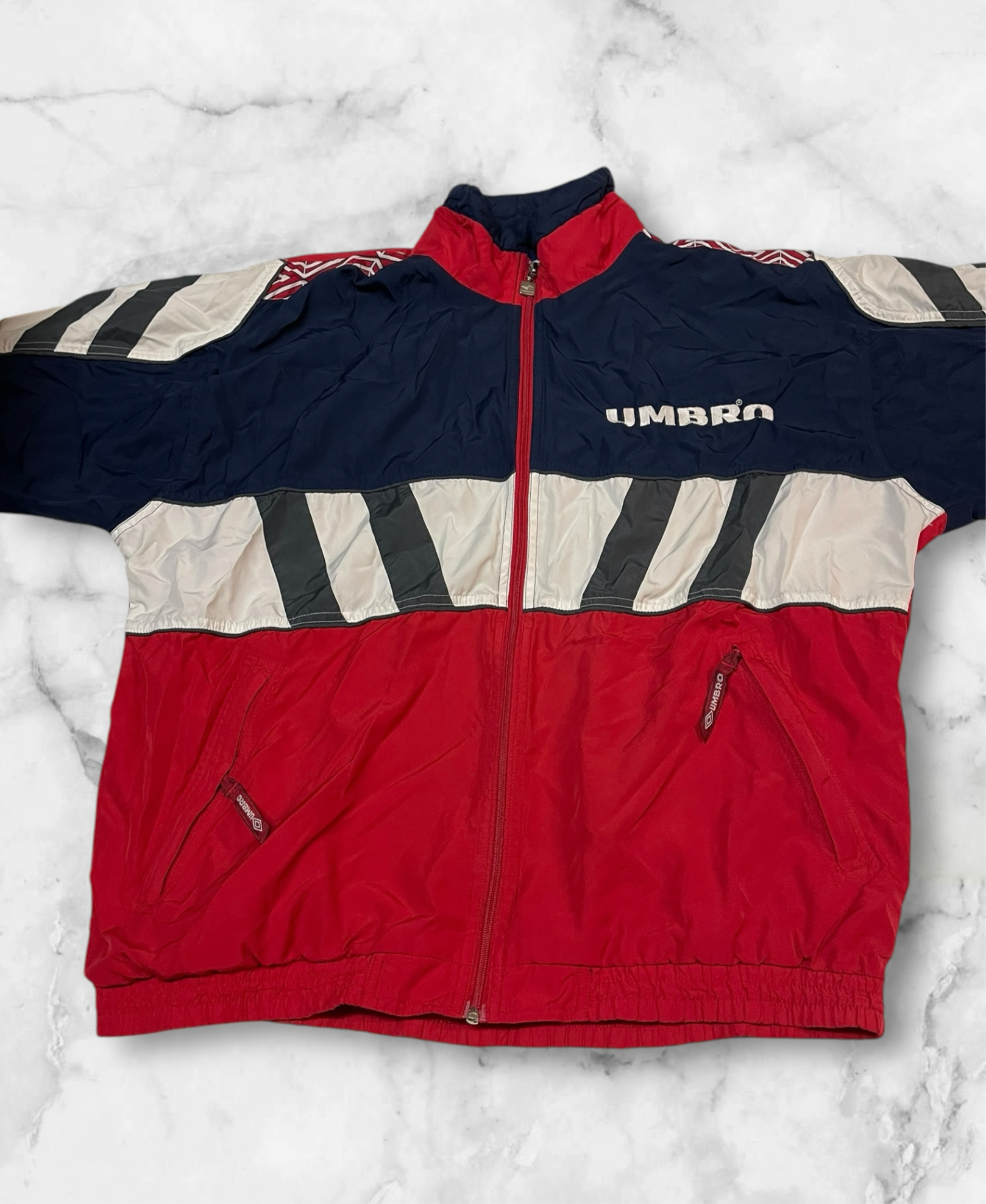 Entdecke unsere Vintage Track Pants von Nike und anderen Marken, erhältlich bei Valuxery.de - Dein Shop für trendige Vintage - Kleidung. Unsere Track Pants sind aus hochwertigen Materialien und