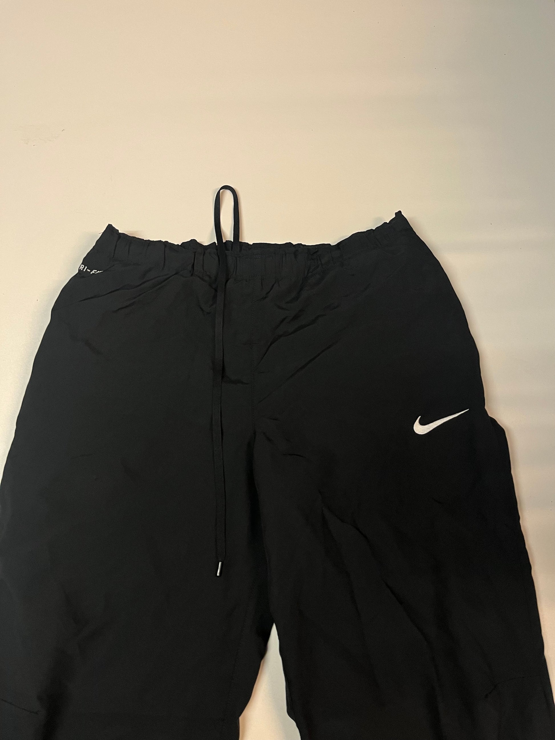 Entdecke unsere Vintage Track Pants von Nike und anderen Marken, erhältlich bei Valuxery.de - Dein Shop für trendige Vintage - Kleidung. Unsere Track Pants sind aus hochwertigen Materialien und