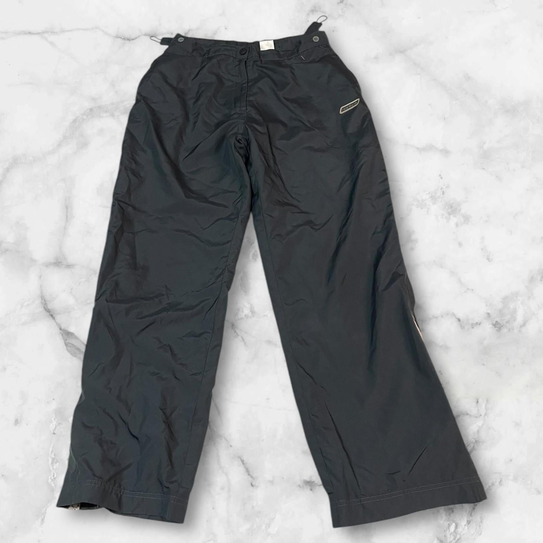 Entdecke unsere Vintage Track Pants von Nike und anderen Marken, erhältlich bei Valuxery.de - Dein Shop für trendige Vintage - Kleidung. Unsere Track Pants sind aus hochwertigen Materialien und