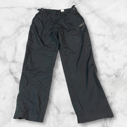 Entdecke unsere Vintage Track Pants von Nike und anderen Marken, erhältlich bei Valuxery.de - Dein Shop für trendige Vintage - Kleidung. Unsere Track Pants sind aus hochwertigen Materialien und
