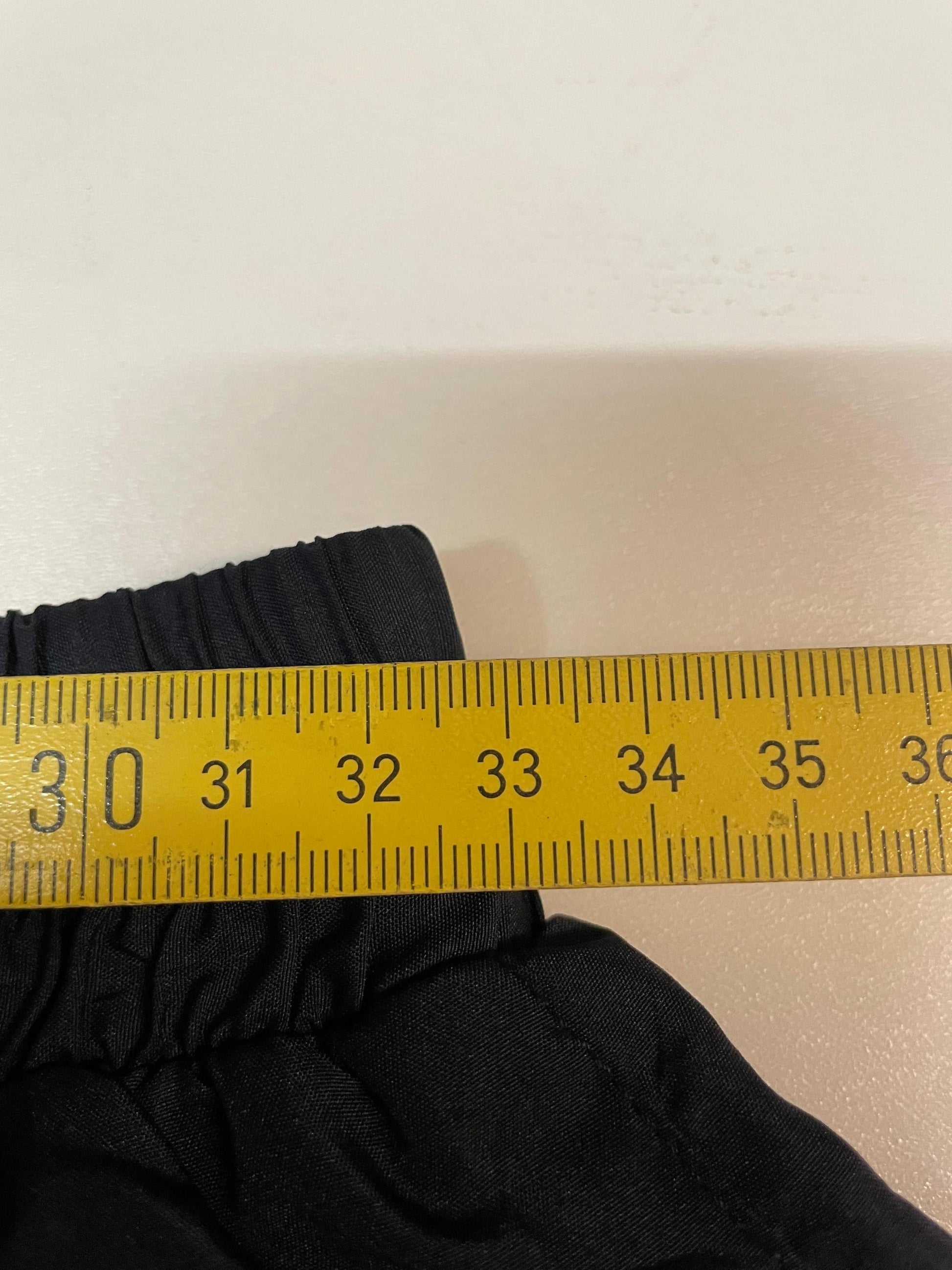Entdecke unsere Vintage Track Pants von Nike und anderen Marken, erhältlich bei Valuxery.de - Dein Shop für trendige Vintage - Kleidung. Unsere Track Pants sind aus hochwertigen Materialien und