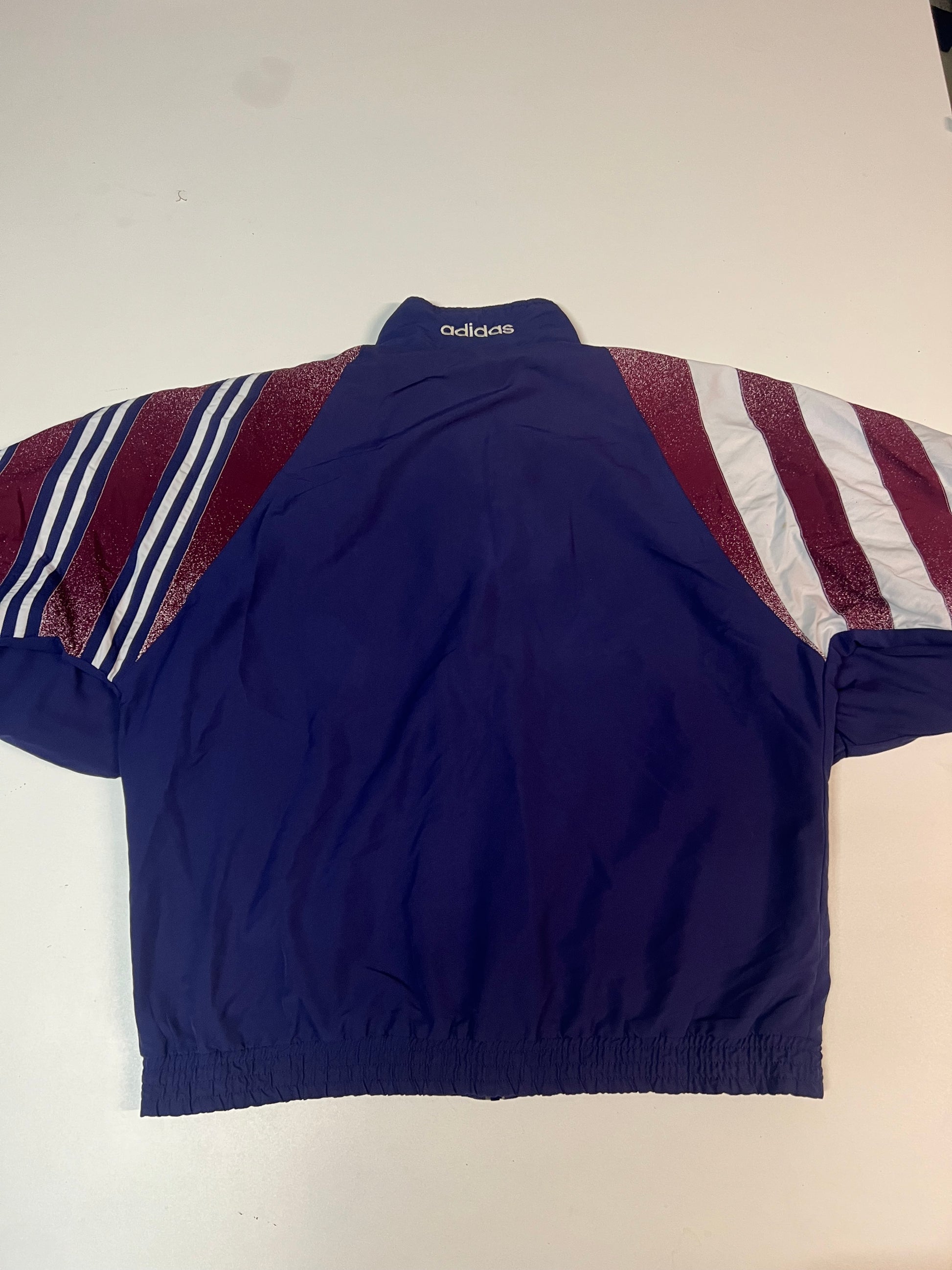 Entdecke unsere Vintage Track Pants von Nike und anderen Marken, erhältlich bei Valuxery.de - Dein Shop für trendige Vintage - Kleidung. Unsere Track Pants sind aus hochwertigen Materialien und