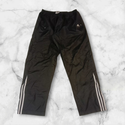 Entdecke unsere Vintage Track Pants von Nike und anderen Marken, erhältlich bei Valuxery.de - Dein Shop für trendige Vintage - Kleidung. Unsere Track Pants sind aus hochwertigen Materialien und