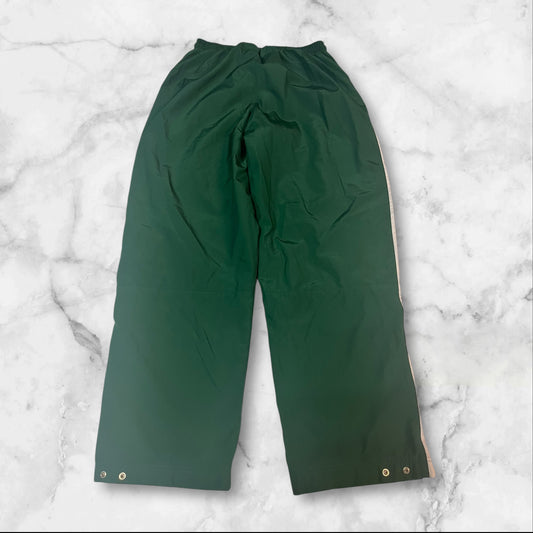 Entdecke unsere Vintage Track Pants von Nike und anderen Marken, erhältlich bei Valuxery.de - Dein Shop für trendige Vintage - Kleidung. Unsere Track Pants sind aus hochwertigen Materialien und