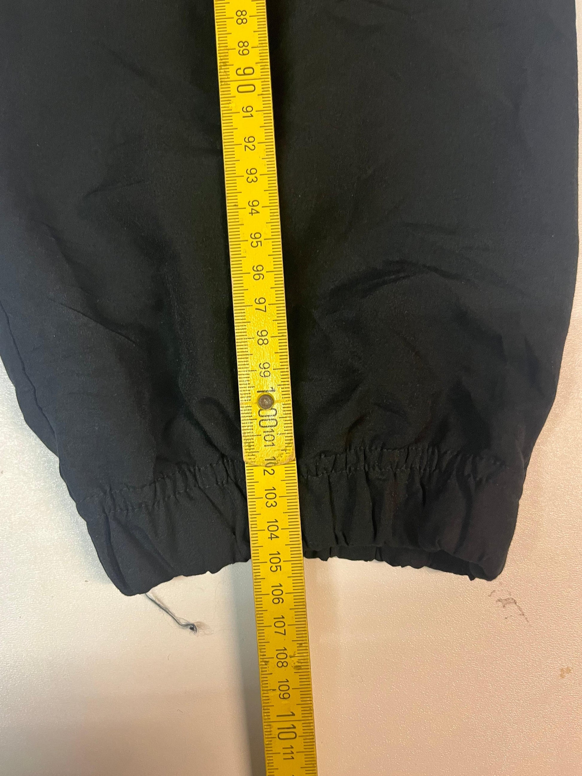 Entdecke unsere Vintage Track Pants von Nike und anderen Marken, erhältlich bei Valuxery.de - Dein Shop für trendige Vintage - Kleidung. Unsere Track Pants sind aus hochwertigen Materialien und