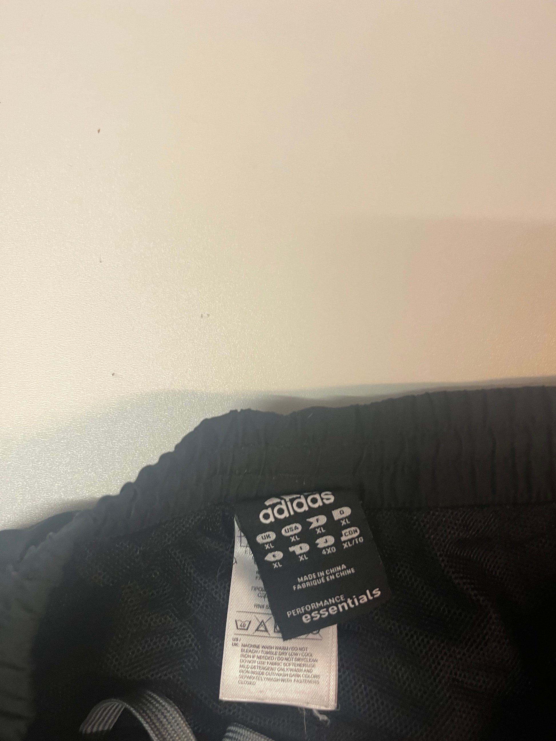 Entdecke unsere Vintage Track Pants von Nike und anderen Marken, erhältlich bei Valuxery.de - Dein Shop für trendige Vintage - Kleidung. Unsere Track Pants sind aus hochwertigen Materialien und