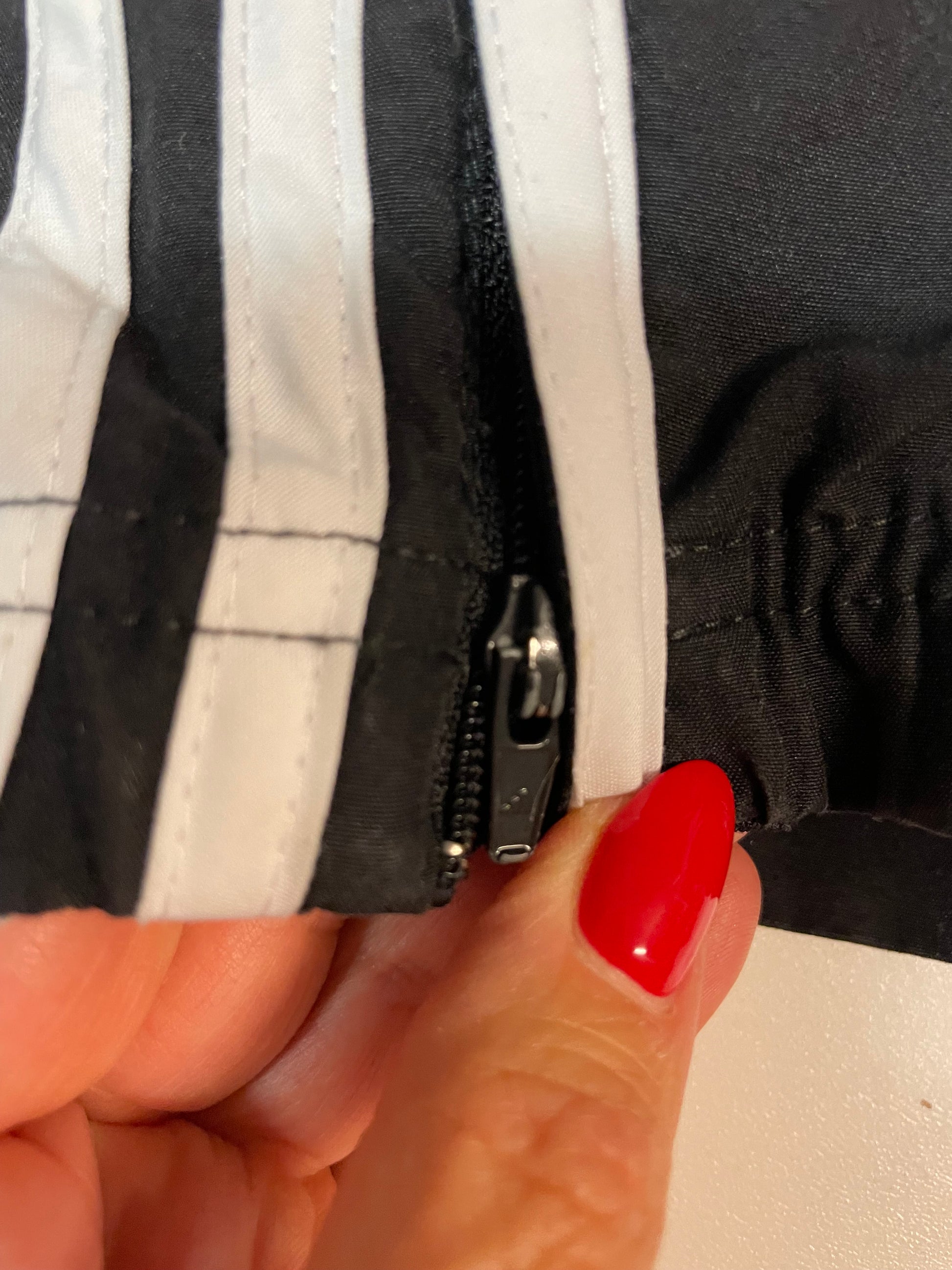 Entdecke unsere Vintage Track Pants von Nike und anderen Marken, erhältlich bei Valuxery.de - Dein Shop für trendige Vintage - Kleidung. Unsere Track Pants sind aus hochwertigen Materialien und