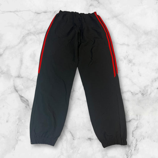 Entdecke unsere Vintage Track Pants von Nike und anderen Marken, erhältlich bei Valuxery.de - Dein Shop für trendige Vintage - Kleidung. Unsere Track Pants sind aus hochwertigen Materialien und