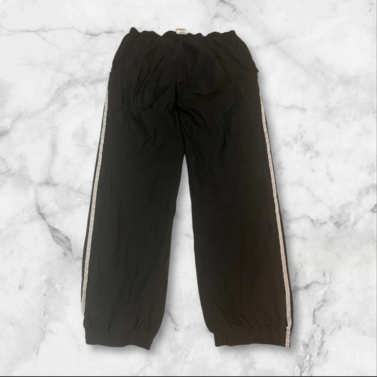 Entdecke unsere Vintage Track Pants von Nike und anderen Marken, erhältlich bei Valuxery.de - Dein Shop für trendige Vintage - Kleidung. Unsere Track Pants sind aus hochwertigen Materialien und