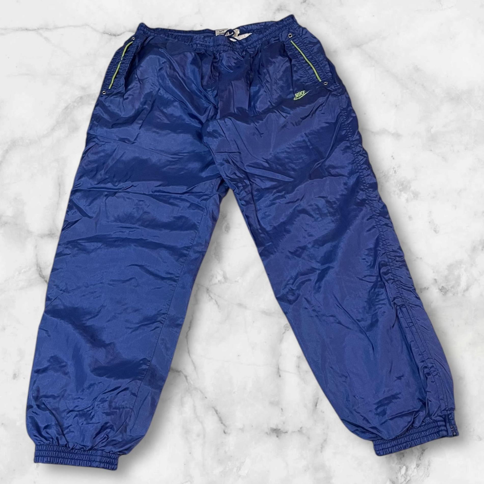 Entdecke unsere Vintage Track Pants von Nike und anderen Marken, erhältlich bei Valuxery.de - Dein Shop für trendige Vintage - Kleidung. Unsere Track Pants sind aus hochwertigen Materialien und