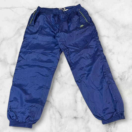 Entdecke unsere Vintage Track Pants von Nike und anderen Marken, erhältlich bei Valuxery.de - Dein Shop für trendige Vintage - Kleidung. Unsere Track Pants sind aus hochwertigen Materialien und