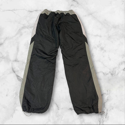 Entdecke unsere Vintage Track Pants von Nike und anderen Marken, erhältlich bei Valuxery.de - Dein Shop für trendige Vintage - Kleidung. Unsere Track Pants sind aus hochwertigen Materialien und