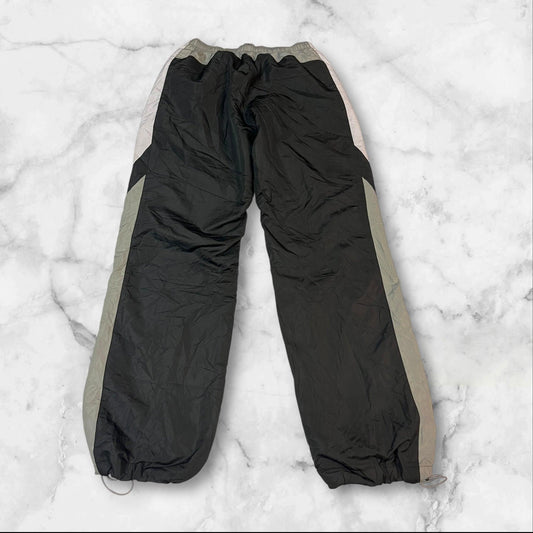 Entdecke unsere Vintage Track Pants von Nike und anderen Marken, erhältlich bei Valuxery.de - Dein Shop für trendige Vintage - Kleidung. Unsere Track Pants sind aus hochwertigen Materialien und