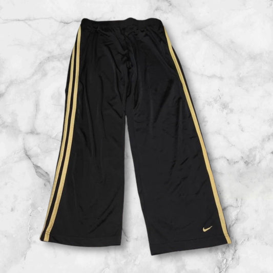 Entdecke unsere Vintage Track Pants von Nike und anderen Marken, erhältlich bei Valuxery.de - Dein Shop für trendige Vintage - Kleidung. Unsere Track Pants sind aus hochwertigen Materialien und