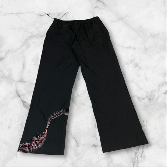 Entdecke unsere Vintage Track Pants von Nike und anderen Marken, erhältlich bei Valuxery.de - Dein Shop für trendige Vintage - Kleidung. Unsere Track Pants sind aus hochwertigen Materialien und