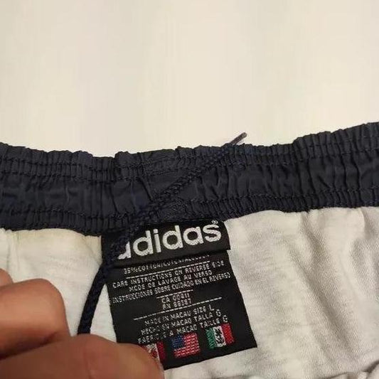 Entdecke unsere Vintage Track Pants von Nike und anderen Marken, erhältlich bei Valuxery.de - Dein Shop für trendige Vintage - Kleidung. Unsere Track Pants sind aus hochwertigen Materialien und