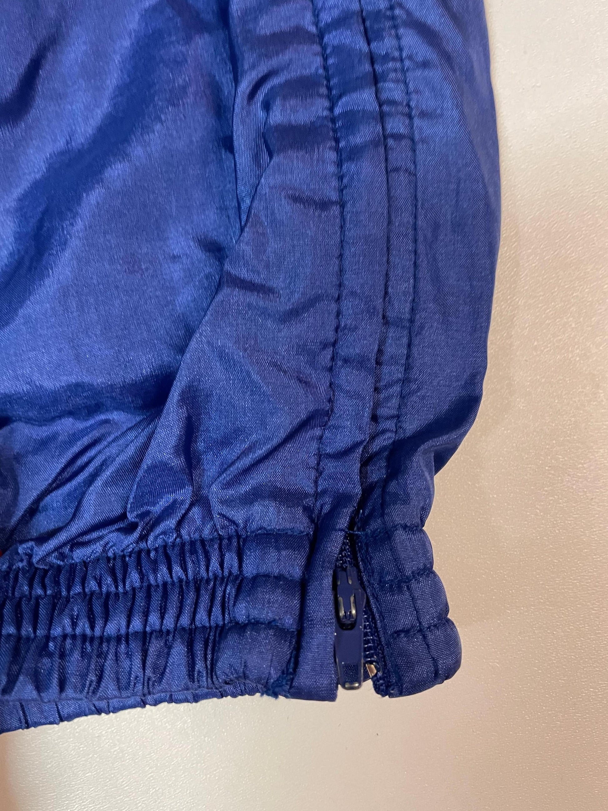 Entdecke unsere Vintage Track Pants von Nike und anderen Marken, erhältlich bei Valuxery.de - Dein Shop für trendige Vintage - Kleidung. Unsere Track Pants sind aus hochwertigen Materialien und