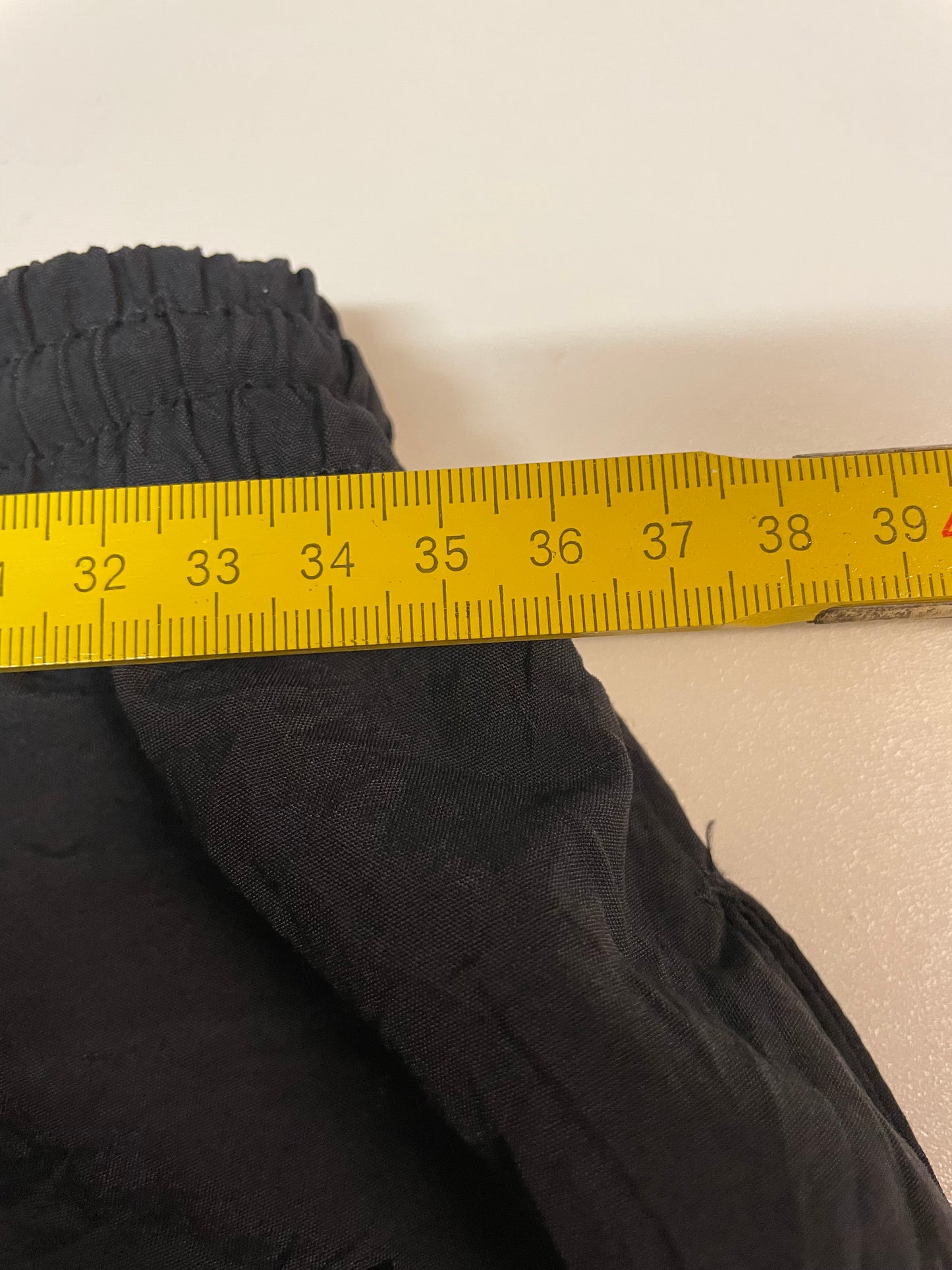 Entdecke unsere Vintage Track Pants von Nike und anderen Marken, erhältlich bei Valuxery.de - Dein Shop für trendige Vintage - Kleidung. Unsere Track Pants sind aus hochwertigen Materialien und