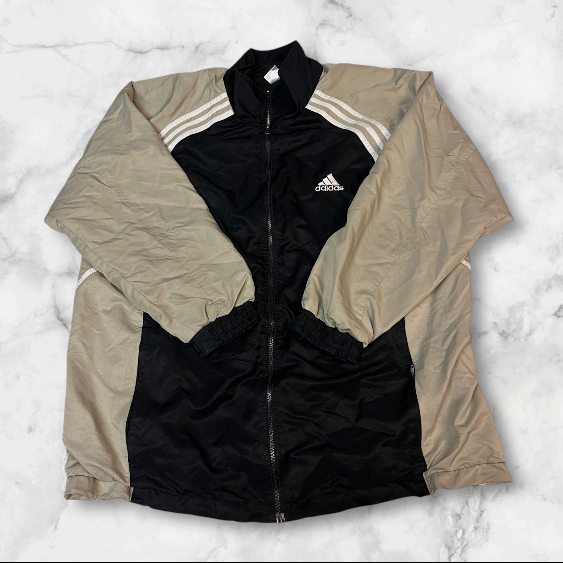 Entdecke unsere Vintage Track Pants von Nike und anderen Marken, erhältlich bei Valuxery.de - Dein Shop für trendige Vintage - Kleidung. Unsere Track Pants sind aus hochwertigen Materialien und