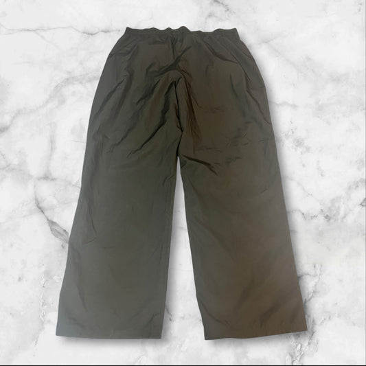 Entdecke unsere Vintage Track Pants von Nike und anderen Marken, erhältlich bei Valuxery.de - Dein Shop für trendige Vintage - Kleidung. Unsere Track Pants sind aus hochwertigen Materialien und