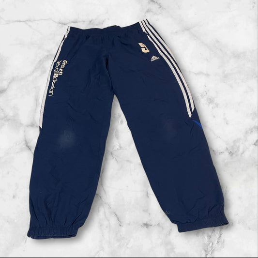 Entdecke unsere Vintage Track Pants von Nike und anderen Marken, erhältlich bei Valuxery.de - Dein Shop für trendige Vintage - Kleidung. Unsere Track Pants sind aus hochwertigen Materialien und