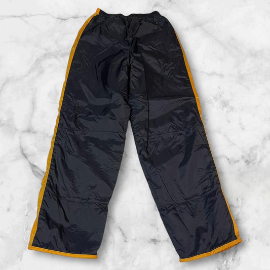 Entdecke unsere Vintage Track Pants von Nike und anderen Marken, erhältlich bei Valuxery.de - Dein Shop für trendige Vintage - Kleidung. Unsere Track Pants sind aus hochwertigen Materialien und