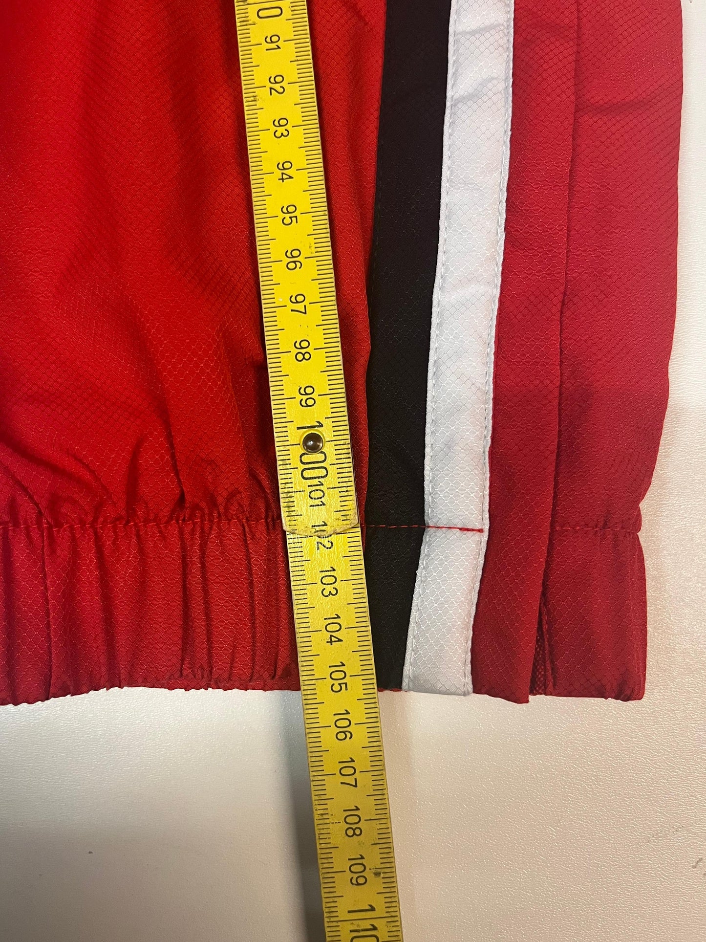 Entdecke unsere Vintage Track Pants von Nike und anderen Marken, erhältlich bei Valuxery.de - Dein Shop für trendige Vintage - Kleidung. Unsere Track Pants sind aus hochwertigen Materialien und