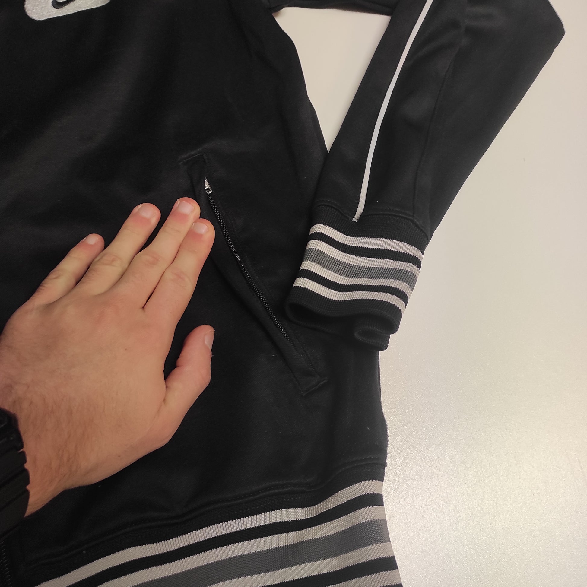 Entdecke unsere Vintage Track Pants von Nike und anderen Marken, erhältlich bei Valuxery.de - Dein Shop für trendige Vintage - Kleidung. Unsere Track Pants sind aus hochwertigen Materialien und
