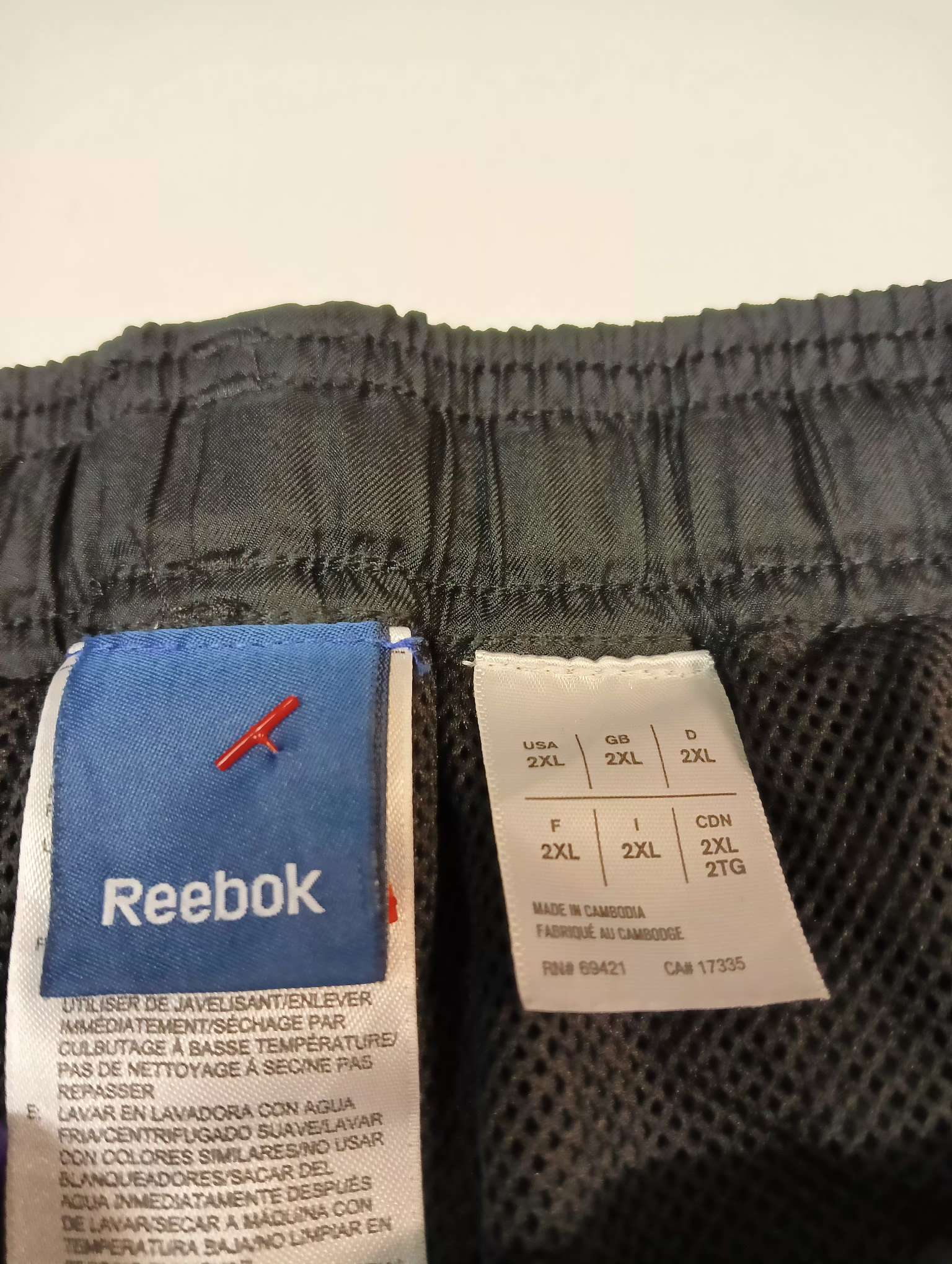 Entdecke unsere Vintage Track Pants von Nike und anderen Marken, erhältlich bei Valuxery.de - Dein Shop für trendige Vintage - Kleidung. Unsere Track Pants sind aus hochwertigen Materialien und