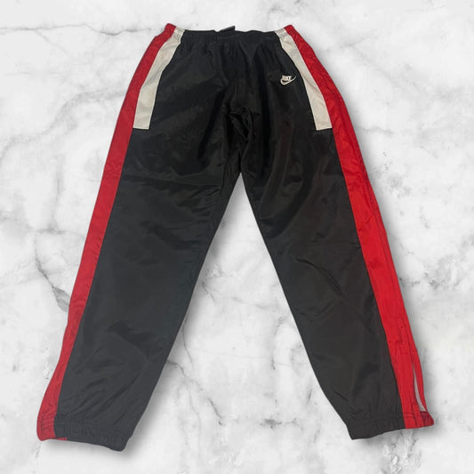 Entdecke unsere Vintage Track Pants von Nike und anderen Marken, erhältlich bei Valuxery.de - Dein Shop für trendige Vintage - Kleidung. Unsere Track Pants sind aus hochwertigen Materialien und