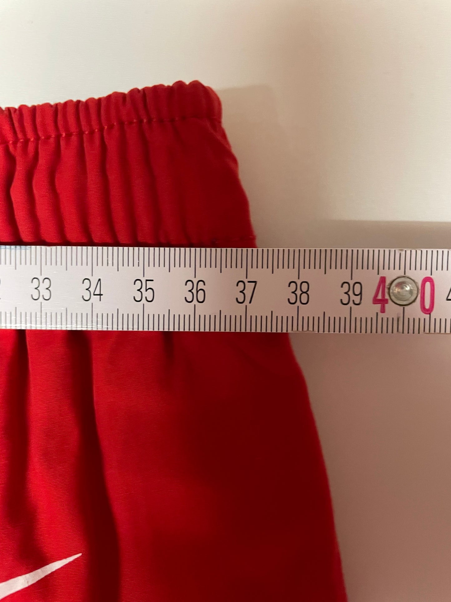 Entdecke unsere Vintage Track Pants von Nike und anderen Marken, erhältlich bei Valuxery.de - Dein Shop für trendige Vintage - Kleidung. Unsere Track Pants sind aus hochwertigen Materialien und