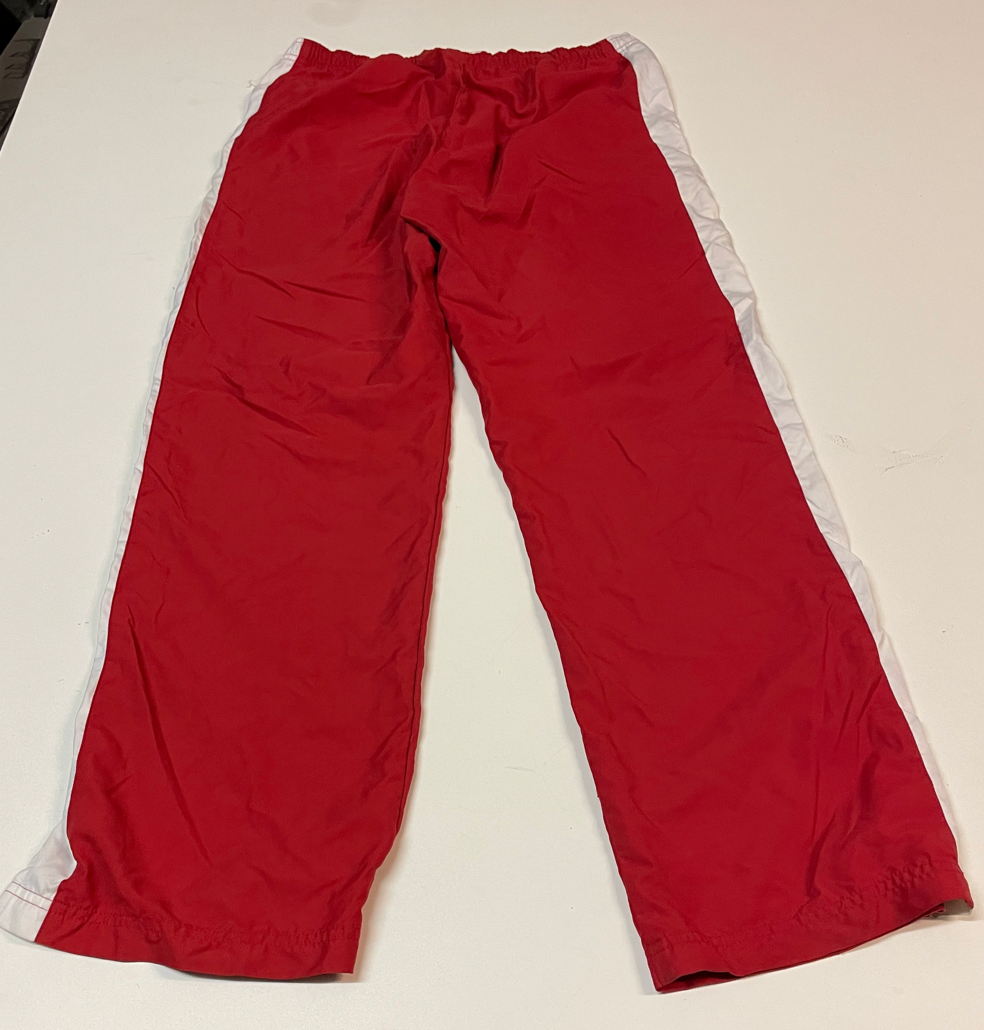 Entdecke unsere Vintage Track Pants von Nike und anderen Marken, erhältlich bei Valuxery.de - Dein Shop für trendige Vintage - Kleidung. Unsere Track Pants sind aus hochwertigen Materialien und
