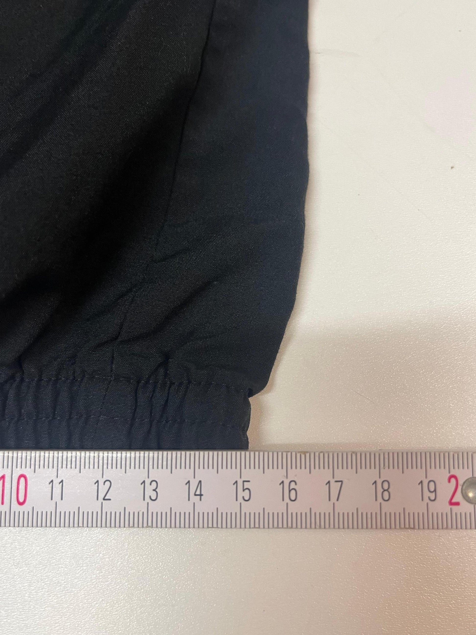 Entdecke unsere Vintage Track Pants von Nike und anderen Marken, erhältlich bei Valuxery.de - Dein Shop für trendige Vintage - Kleidung. Unsere Track Pants sind aus hochwertigen Materialien und