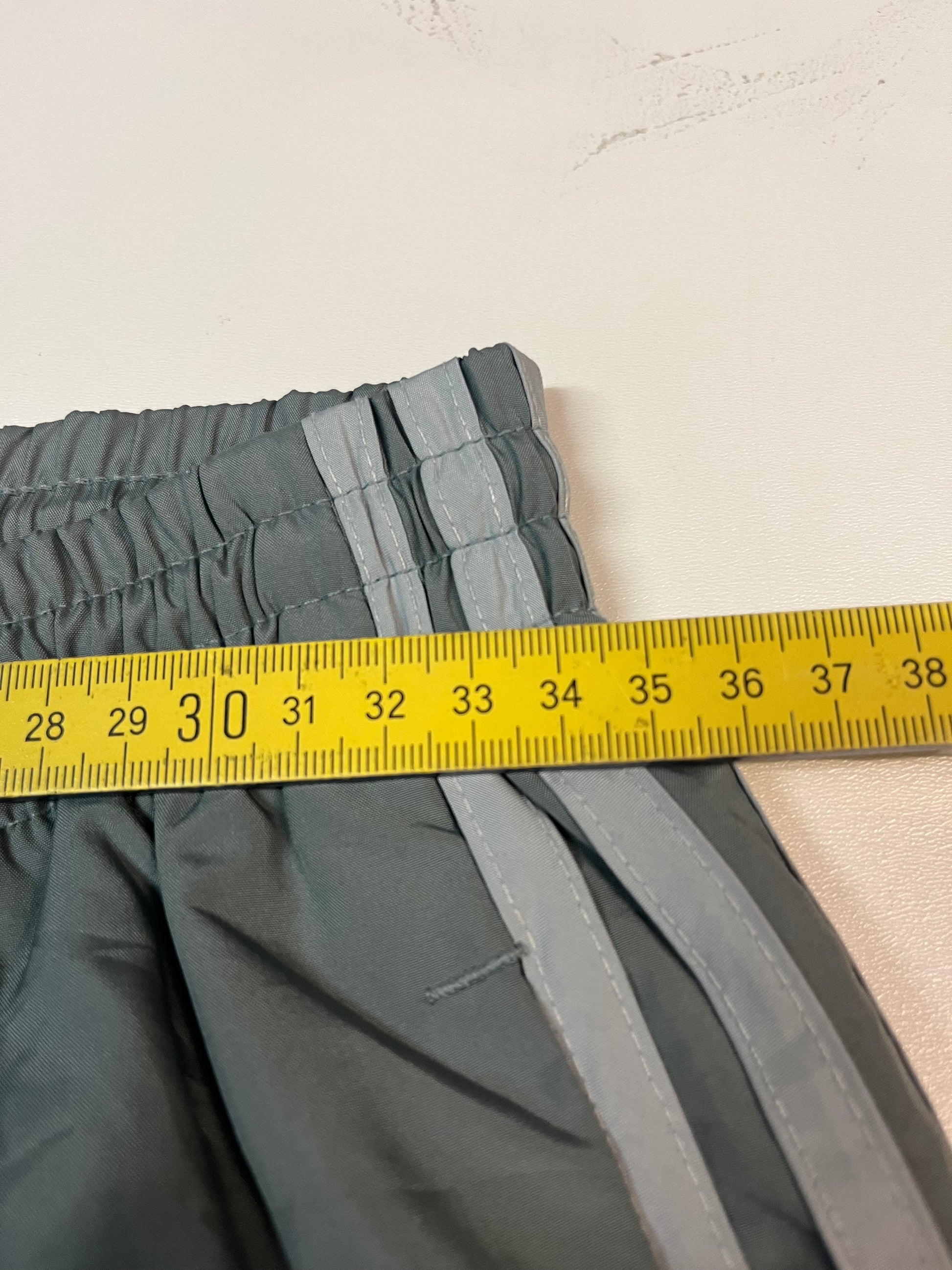 Entdecke unsere Vintage Track Pants von Nike und anderen Marken, erhältlich bei Valuxery.de - Dein Shop für trendige Vintage - Kleidung. Unsere Track Pants sind aus hochwertigen Materialien und