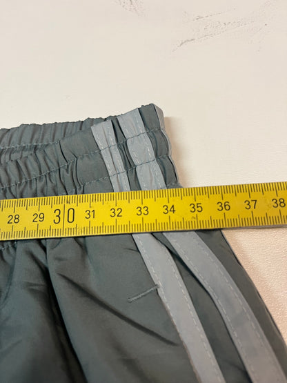 Entdecke unsere Vintage Track Pants von Nike und anderen Marken, erhältlich bei Valuxery.de - Dein Shop für trendige Vintage - Kleidung. Unsere Track Pants sind aus hochwertigen Materialien und