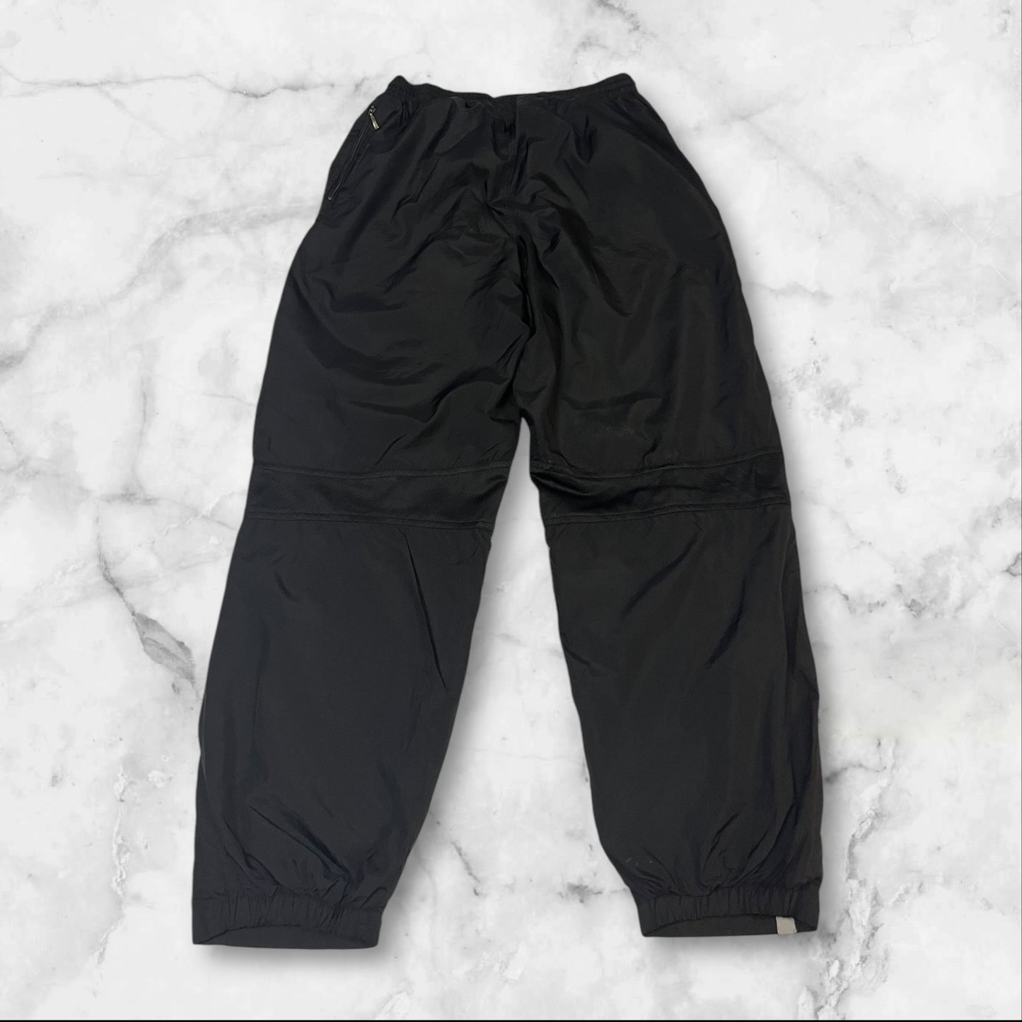 Entdecke unsere Vintage Track Pants von Nike und anderen Marken, erhältlich bei Valuxery.de - Dein Shop für trendige Vintage - Kleidung. Unsere Track Pants sind aus hochwertigen Materialien und