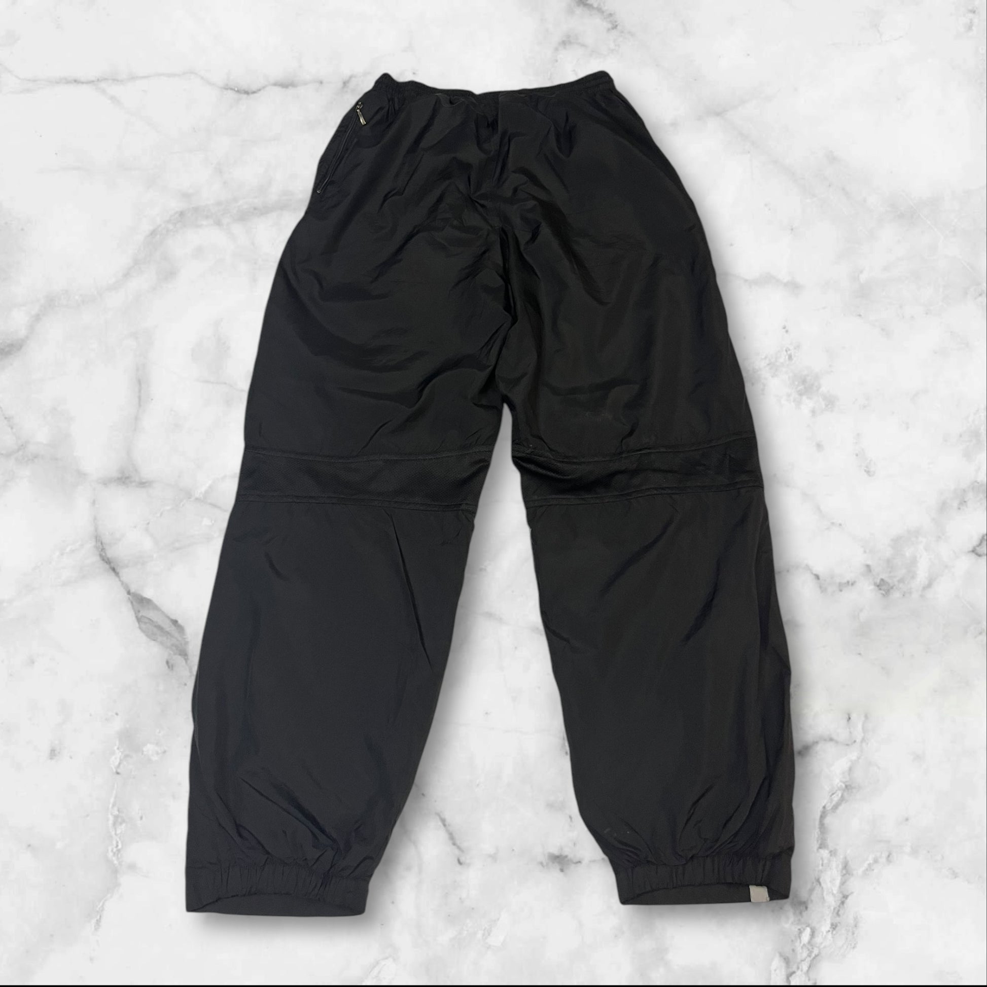 Entdecke unsere Vintage Track Pants von Nike und anderen Marken, erhältlich bei Valuxery.de - Dein Shop für trendige Vintage - Kleidung. Unsere Track Pants sind aus hochwertigen Materialien und