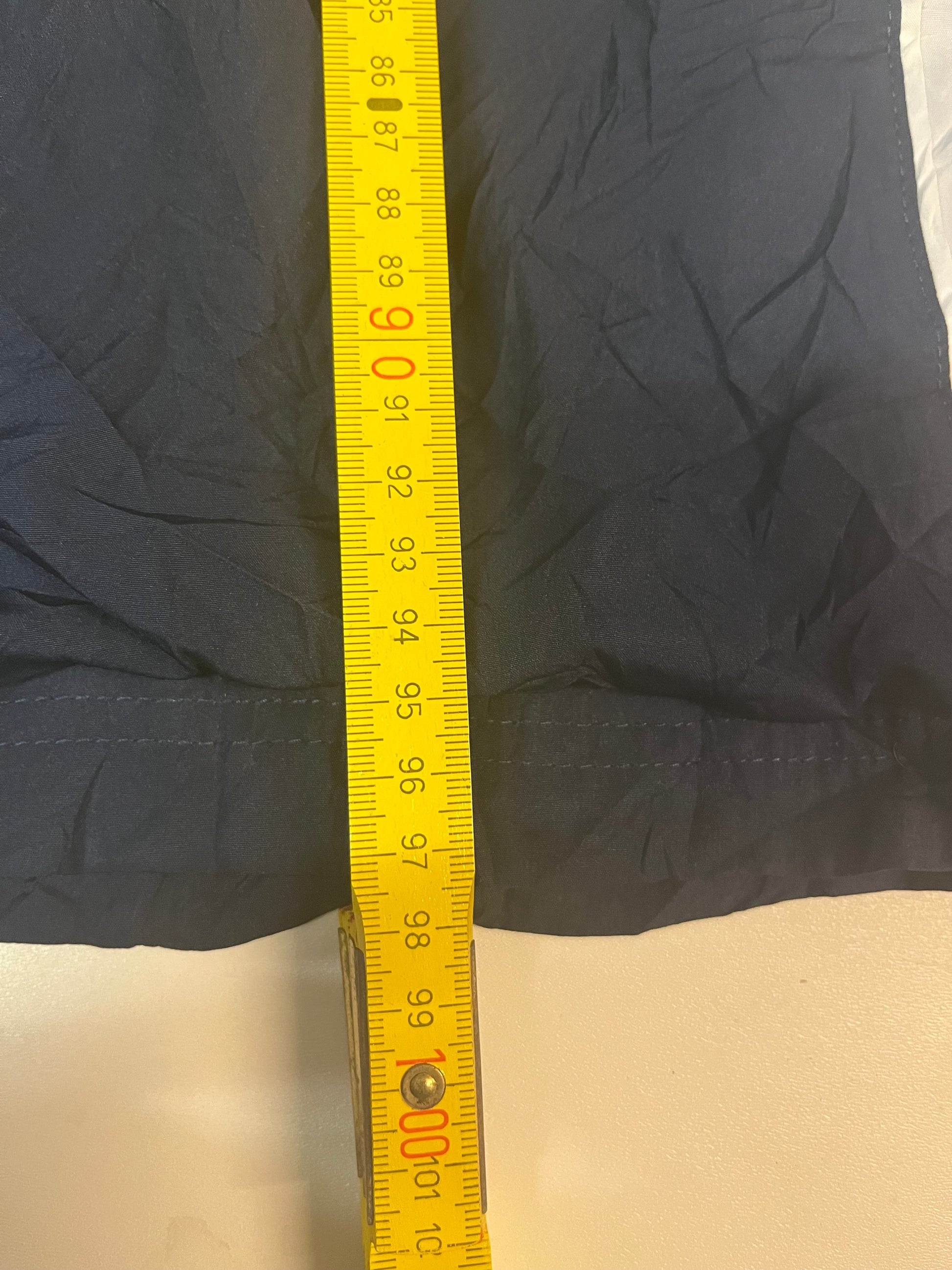 Entdecke unsere Vintage Track Pants von Nike und anderen Marken, erhältlich bei Valuxery.de - Dein Shop für trendige Vintage - Kleidung. Unsere Track Pants sind aus hochwertigen Materialien und