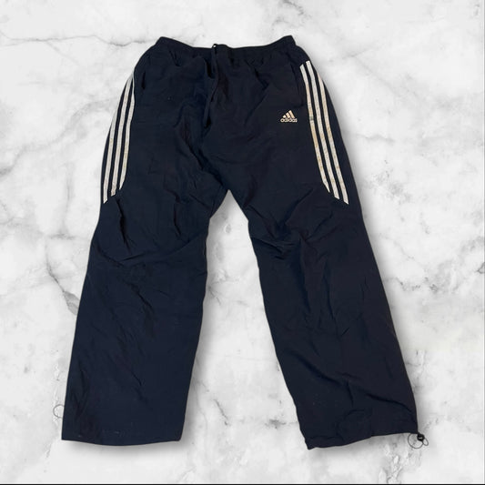 Entdecke unsere Vintage Track Pants von Nike und anderen Marken, erhältlich bei Valuxery.de - Dein Shop für trendige Vintage - Kleidung. Unsere Track Pants sind aus hochwertigen Materialien und