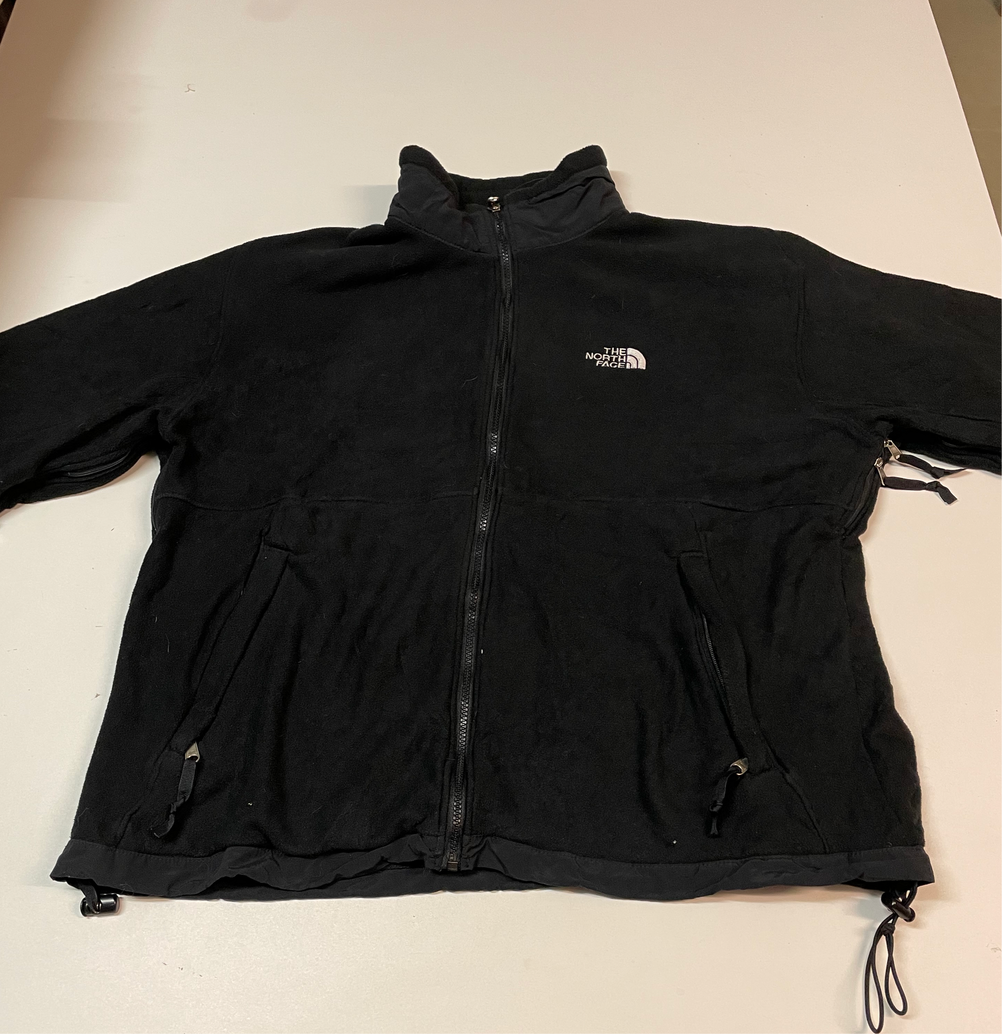 Entdecke unsere Vintage Track Pants von Nike und anderen Marken, erhältlich bei Valuxery.de - Dein Shop für trendige Vintage - Kleidung. Unsere Track Pants sind aus hochwertigen Materialien und