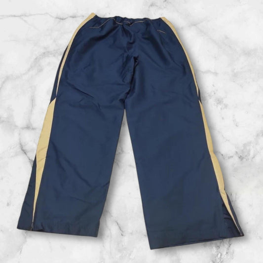 Entdecke unsere Vintage Track Pants von Nike und anderen Marken, erhältlich bei Valuxery.de - Dein Shop für trendige Vintage - Kleidung. Unsere Track Pants sind aus hochwertigen Materialien und