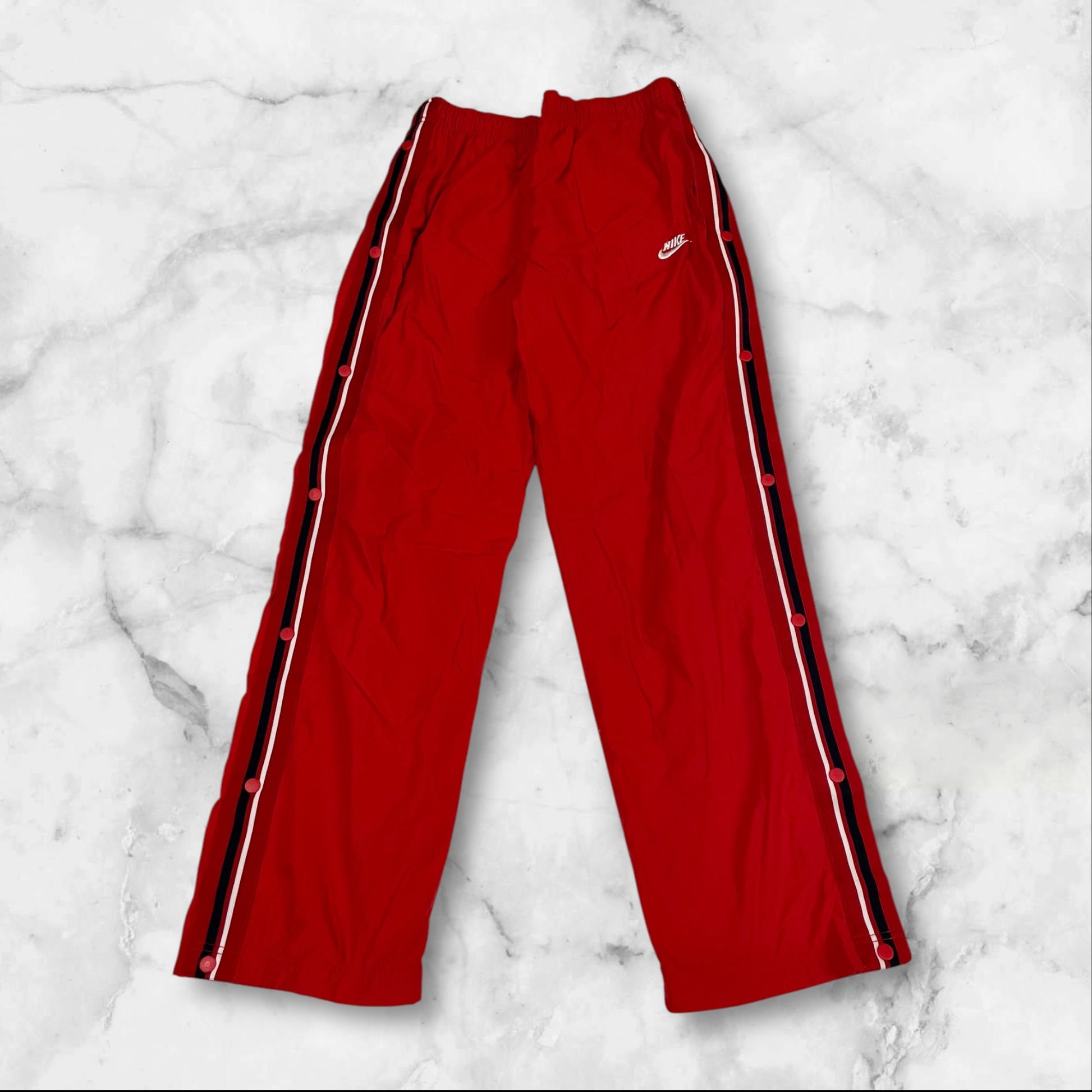 Entdecke unsere Vintage Track Pants von Nike und anderen Marken, erhältlich bei Valuxery.de - Dein Shop für trendige Vintage - Kleidung. Unsere Track Pants sind aus hochwertigen Materialien und