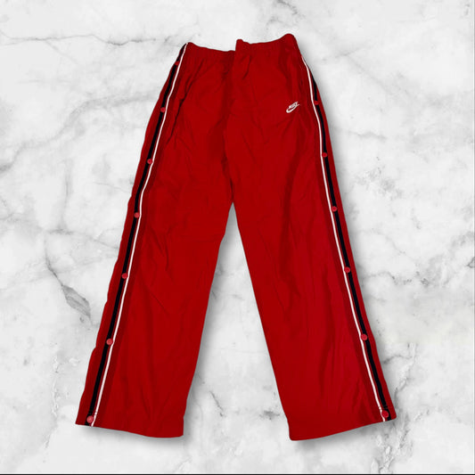 Entdecke unsere Vintage Track Pants von Nike und anderen Marken, erhältlich bei Valuxery.de - Dein Shop für trendige Vintage - Kleidung. Unsere Track Pants sind aus hochwertigen Materialien und