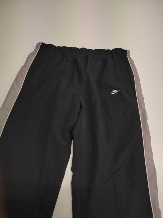 Entdecke unsere Vintage Track Pants von Nike und anderen Marken, erhältlich bei Valuxery.de - Dein Shop für trendige Vintage - Kleidung. Unsere Track Pants sind aus hochwertigen Materialien und