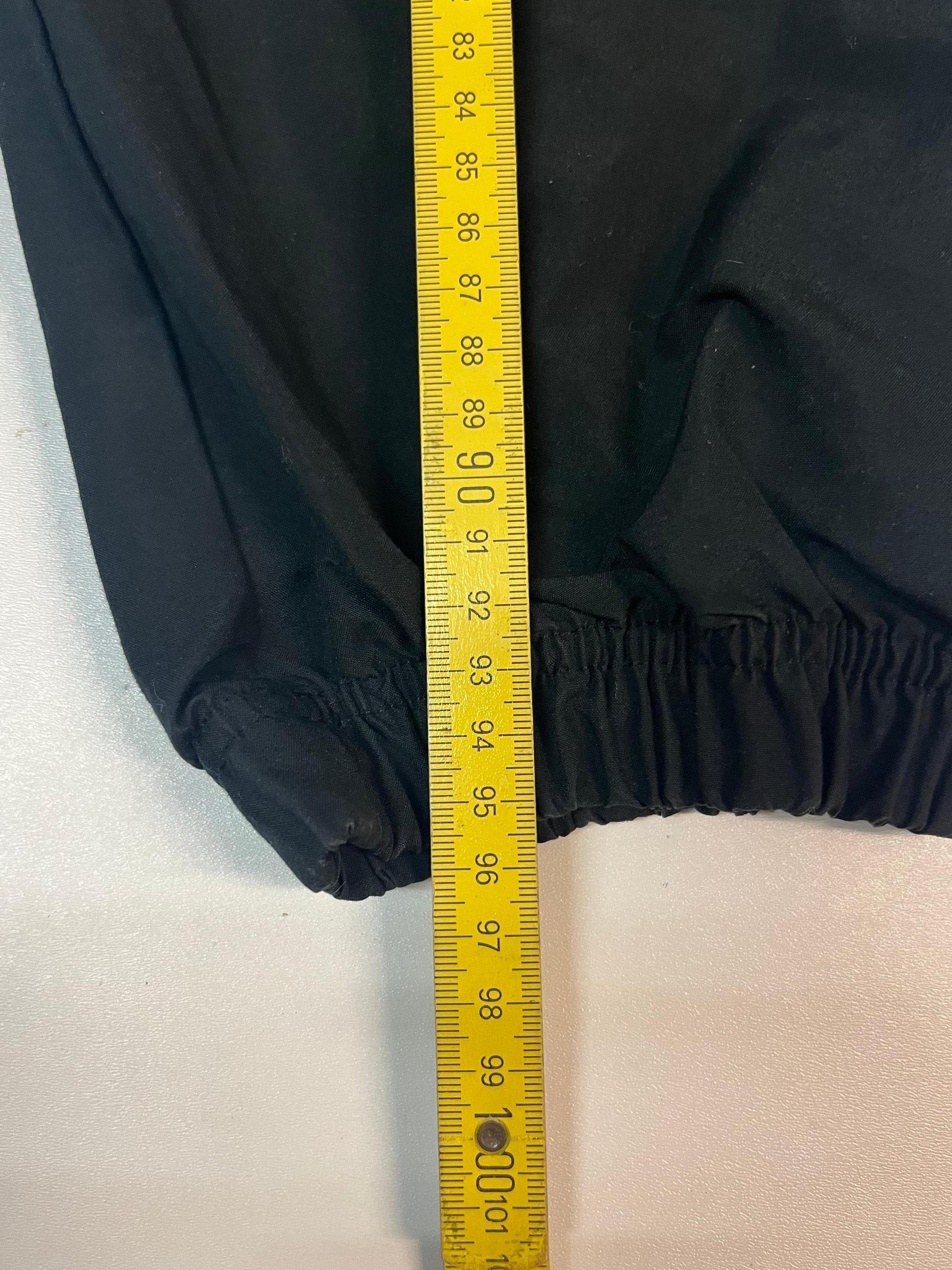 Entdecke unsere Vintage Track Pants von Nike und anderen Marken, erhältlich bei Valuxery.de - Dein Shop für trendige Vintage - Kleidung. Unsere Track Pants sind aus hochwertigen Materialien und