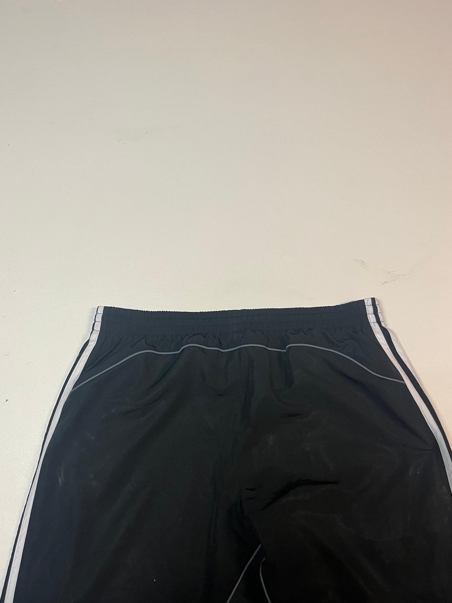 Entdecke unsere Vintage Track Pants von Nike und anderen Marken, erhältlich bei Valuxery.de - Dein Shop für trendige Vintage - Kleidung. Unsere Track Pants sind aus hochwertigen Materialien und