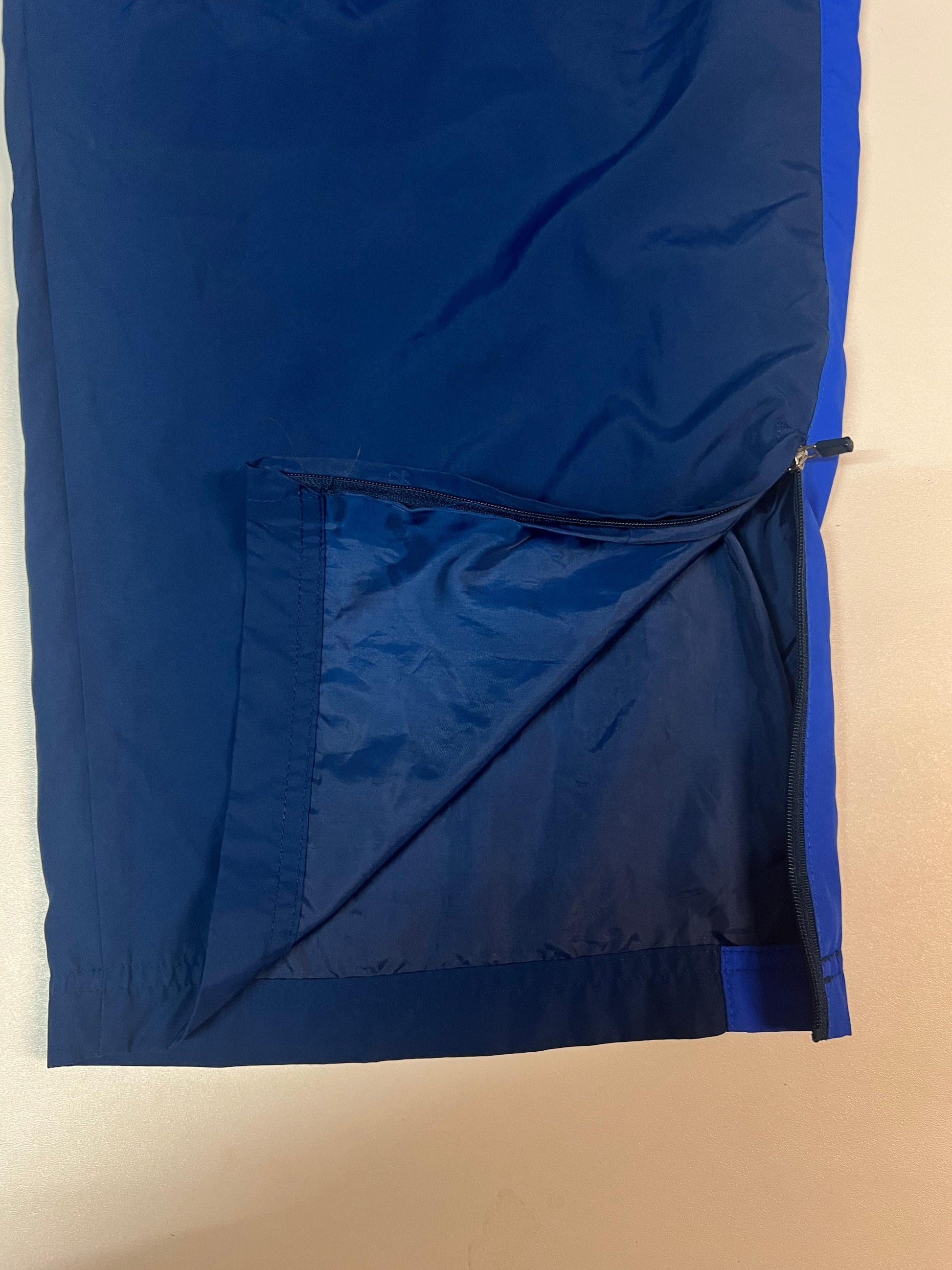 Entdecke unsere Vintage Track Pants von Nike und anderen Marken, erhältlich bei Valuxery.de - Dein Shop für trendige Vintage - Kleidung. Unsere Track Pants sind aus hochwertigen Materialien und